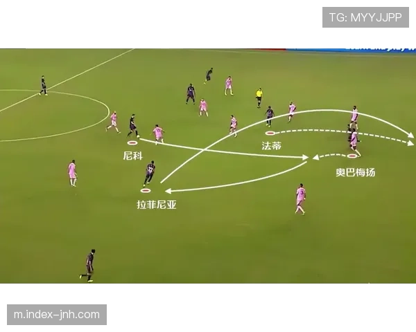边后卫内收参与中场组织 动态三角进攻结构提升空间利用